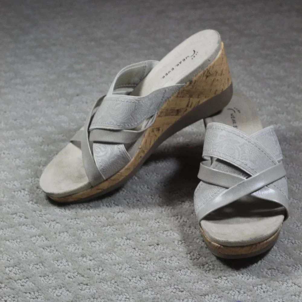 Wear Ever Size 8 Light Grey Floral Embossed Slide On 3